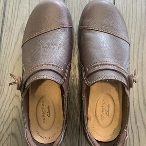 Clarks Women's Slip-Ons Dark Brown Tumbled Leather size 8